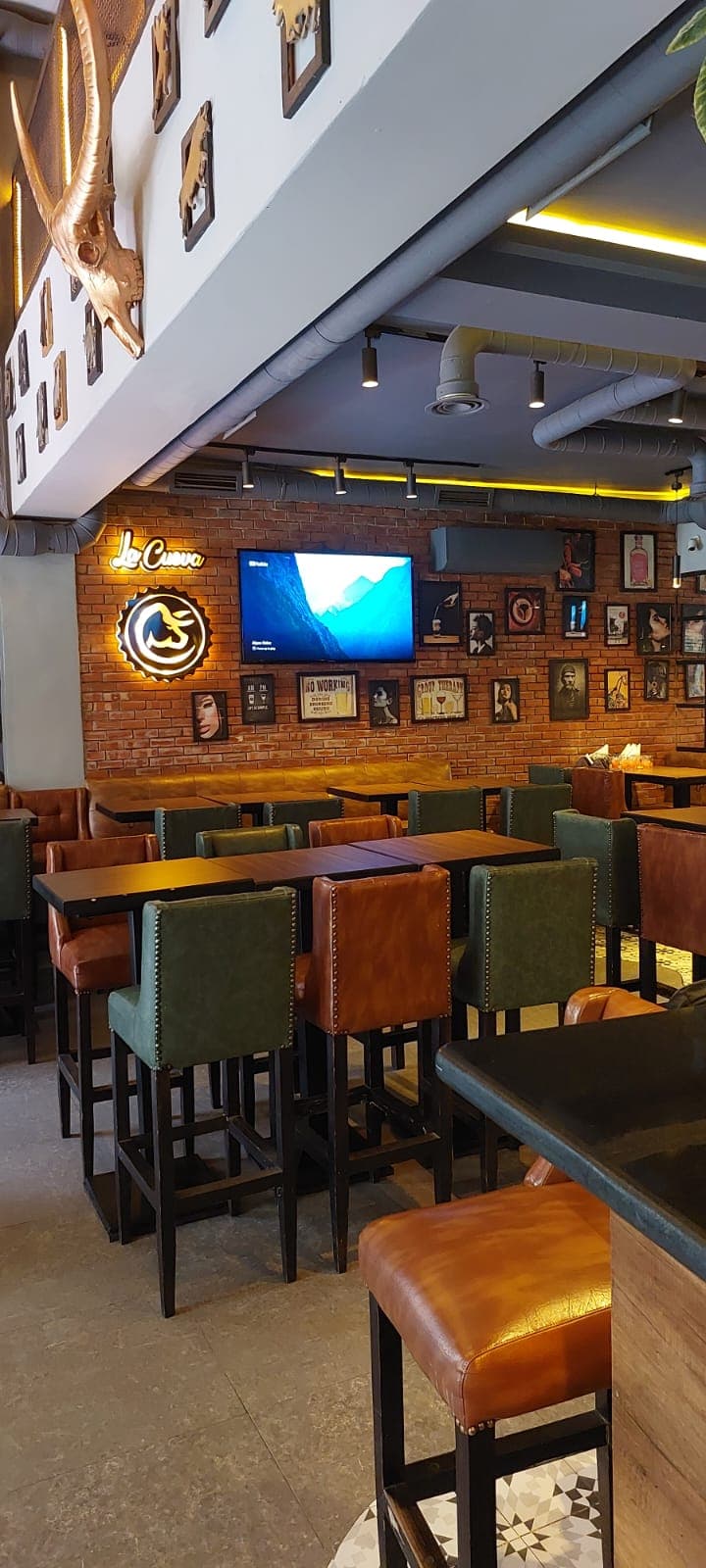 La Cueva Sports Bar